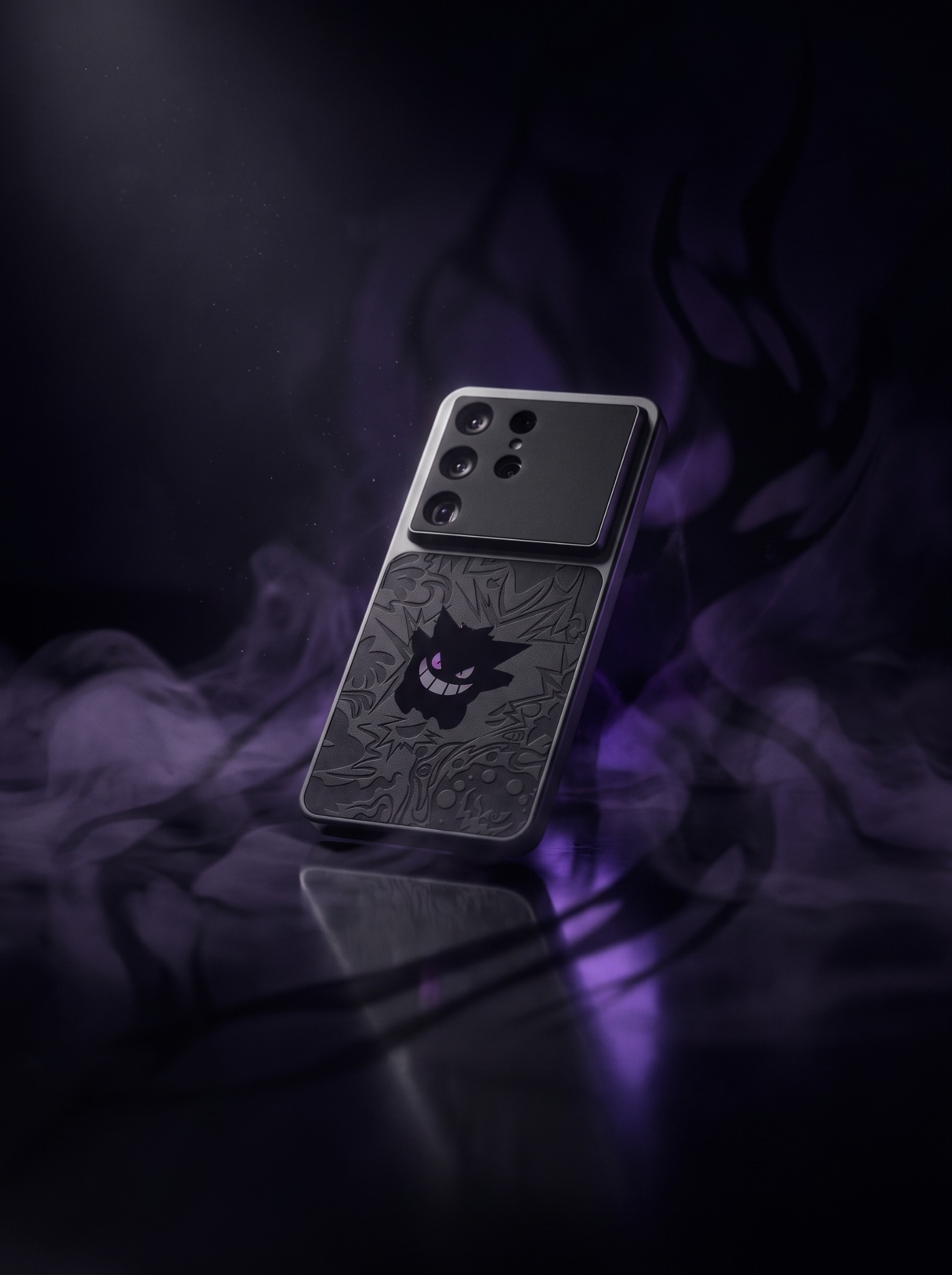 Coque PHANTOM LAB dressée sur un socle, fumée violette